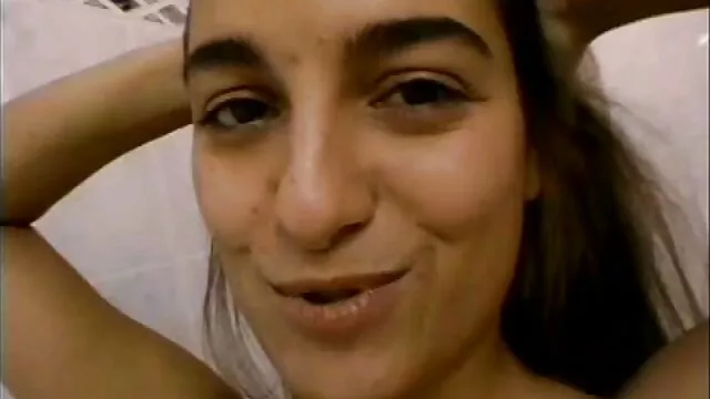fucks شاخی با ترکیب در مزرعه در نزدیکی تراکتور ، سوار بر کلیپسکس ضربدری یک خروس چمباتمه زنی و تکان دادن مشاعره او