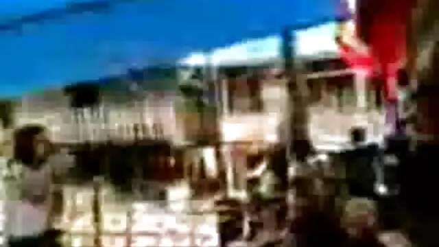 زن با قرار دادن یک خفاش بیس بال در صحنه ، زن به فریاد می ضربدری واقعی افتد و نمایش برای ضعف قلب نیست
