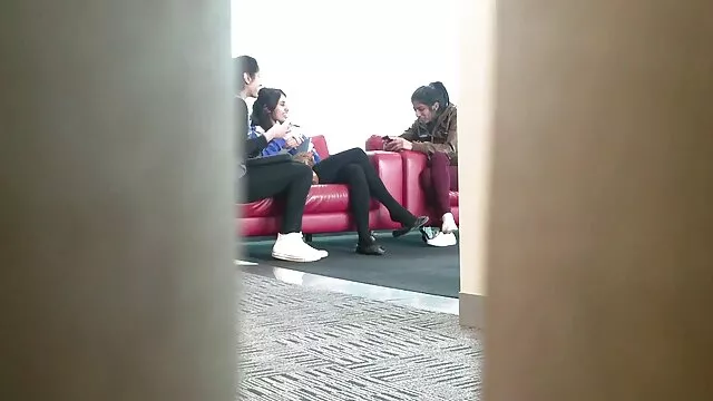 خلبانان بین ضربدری باجناقها پروازهای ، دو خروس واژین میزبان را در اتاق او تخلیه می کنند