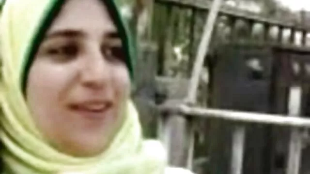 دختر لاغر لاغر روی دیک چاق یک مرد در یک رابطه جنسی فراموش نشدنی ضربدری داستان