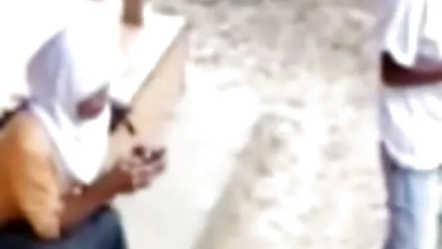 او واحد را از گربه دوست دخترش بیرون کشید و با اسپرم سفید برفی سینه مخمل را آبیاری کرد و آن را روی نوک سینه ها فیلم ضربدری خارجی مالید.
