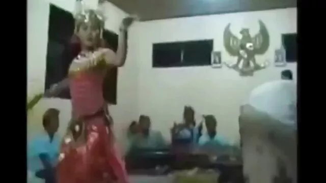 صندوقدار جوان دهان خود را به خواب آورد تا برای ضربدریسکس سرگرمی هنگام خواب به دست بیاورد و او را پیدا کند و همدردی او را کشف کرد