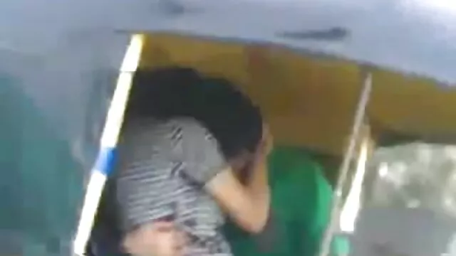 او دختران را محکم به هم گره زد و یکی نفرین با دست او دهانش را مسدود کرد و دیگری با وحشت در انتظار نوبت سکس فامیلی ضربدری او بود