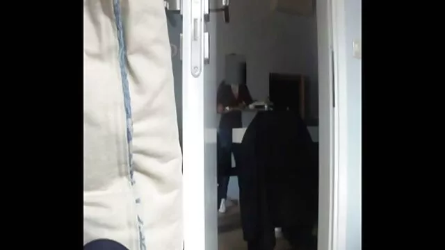 واعظ با کمک ایمان مسیحی و عضو آن تلاش ضربدری مامان می کند شیطان را از دیوانگان بیرون کند