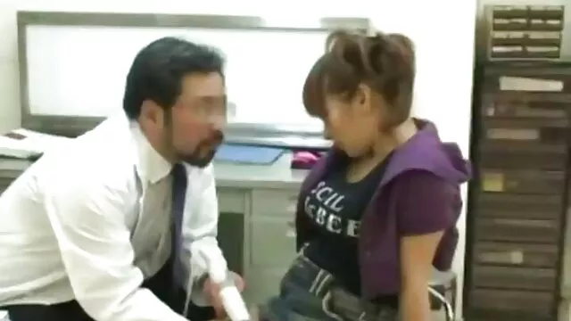 پوره جوان فالوس یک ضربدری واقعی نر بالغ را اذیت و مسافرت می کند