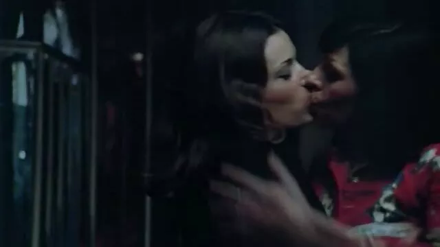 چهره دلسوزانه ماهرانه یك عضو دهان را سازگار می ضربدری خانوادگی كند و زیر گربه ها را در زیر پوشش بازی می كند