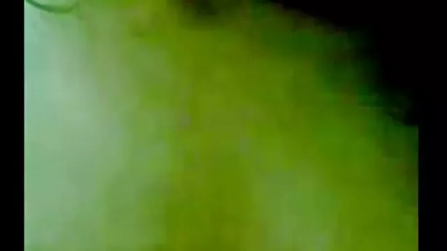 کوفته های مرطوب یک اشیانه چمن محکم از حیاط روی کف کاشی کاری را سوراخ می کند داستانسکس ضربدری