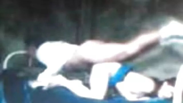 یک پدربزرگ روسی همسر زن خود را در ساندویچ به سینه فشار می دهد و زن ضربدری انگشتان را در یک شتر مرطوب سوراخ می کند