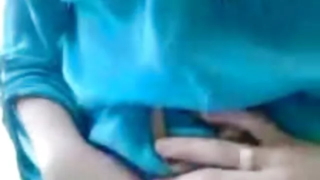 سه دانش آموز لباس خواب خود را در یک کاروانسرا جدا کردند ضربدری جدید و شروع به آغوش کلاه های صورت یکدیگر کردند