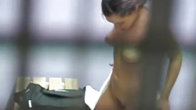 بی رحمانه یک عضو را در دانلود فیلم ضربدری مقابل یک زن جوان در اتوبوس و انگشت بیرون کشید