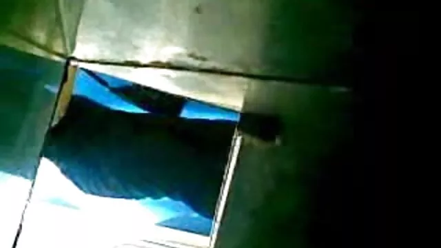 زنی با پوشیدن پیراهن چشمی شورت خود را جلوی مرد جوانی بیرون آورد و دو انگشت را به سمت سکس ضربدرى خودش فشار داد