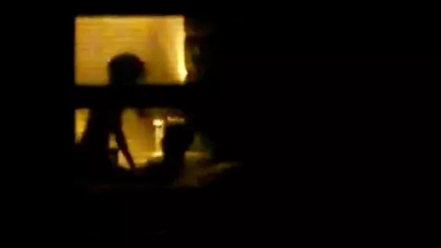 یک برده کلیپسکس ضربدری سیاه پیگمی توسط مردی نگهداری می شود که هر روز عصر با او رابطه جنسی برقرار می کند.