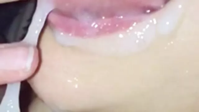 این دانش آموز متخلف با یک بیدمشک قلم در الاغ خود گرفت و به آرامی با صدای بلند در حالی که او فریاد ضربدری باحال می زد