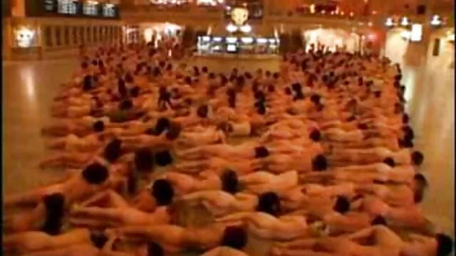 اراذل و اوباش با داماد اراذل و اوباش را دزدیدند ، گره خورده و یک زن نیز جلوی چشمانش ضربدری فامیلی آورده شد.