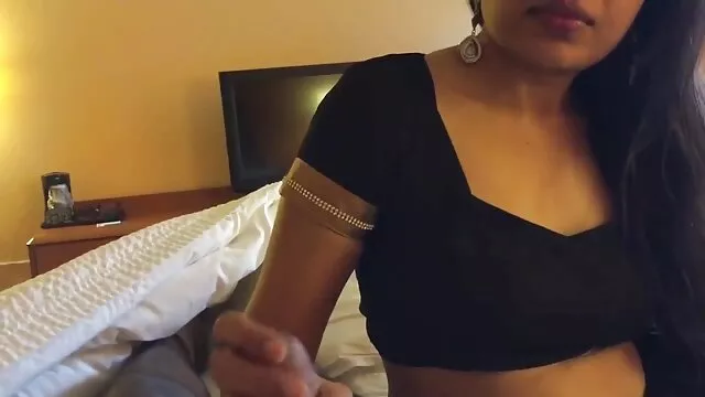 بانوی خال کوبی شده یک مرد شاخدار را با یک لوله ضخیم روی sexضربدری الاغ می دهد