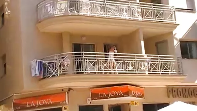 من به مادر پیرم دادم تا دهانش را بکشد و مشغول جمع کردن سکس ضربدری خارجی مشاعره شد