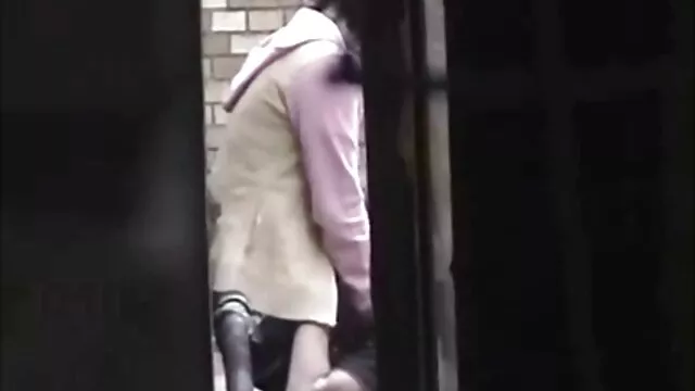 مادر با انگشتان دختر خود را ضربدری جدید لمس می کند و باعث می شود او را لیس بزنید