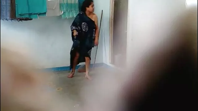 Pikaper جوجه لاغر زن ضربدری را برای رابطه گرم در خانه پیچ و تاب می دهد