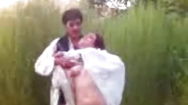 زن مسلمان بیدمشک را با کلیتوریس خود کس ضربدری بازی و چت کرد
