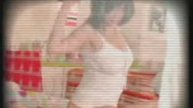 ساقدوش عروس در مهمانی bachelorette نوارهایی با پیراهن فراوان از سر و صورت بر روی قهرمان اصلی این دانلود فیلم ضربدری مناسبت می چرخد