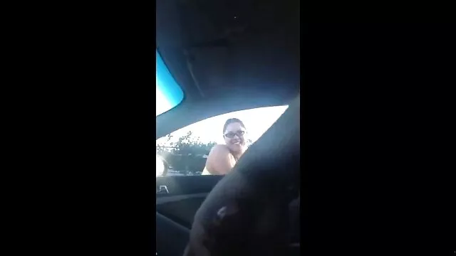 آلت تناسلی انگشت برادرش است و شرمنده این است ضربدری فامیلی که صورت خود را با یک هود پوشانده که چشمان او را پنهان می کند