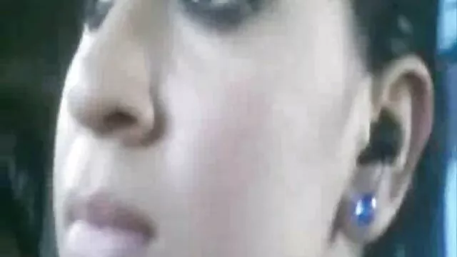یک پیرزن روستایی با لباس زیر خود چرمی را به جورجی جلا می دهد و در مزرعه ای از سکس فامیلی ضربدری ذرت لعنتی می دهد