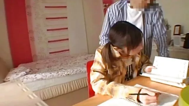 بلوند قفسه سینه آرامش خود را به راننده در داستان سکس ضربدری با خواهرم DVR نشان داد