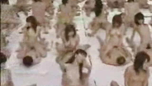 جورجیایی Muscovite را با نوک سینه های سوراخ شده در حالی که شوهرش در خانه نیست ، fucks می کند و شورت فیلم داستانی ضربدری خود را به سمت عقب سوق می دهد