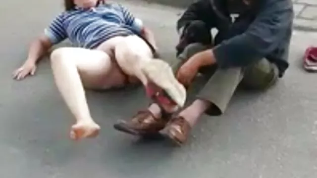 جانور مو قرمز لبهای خود را روی عضو خروس تپنده پارتی ضربدری حرکت داد
