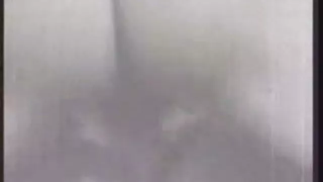 Negro یک تنگه باریک را بر روی کلاهک نیم ضربدری داستان متری قرار می دهد ، یک کشتی کوچک برازنده که با صدای بلند در لایه ها منفجر می شود و به هیستریک اعتصاب می کند