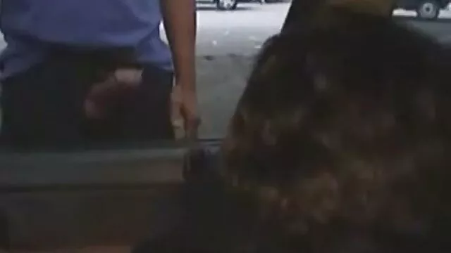 شوهر دختران وقتی در حال شستشو و تفریح ضربدری خانوادگی ​​است ، میله خود را روی همسر زن دیگر می ریزد