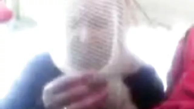 یک هیولا در یک سکس چت ضربدری کت سفید یک پرستار را که در آغوش چرمی به دهانش می زند مجبور می کند خود را در حالی که با سرطان بر روی کاناپه ایستاده است ، بدهد.