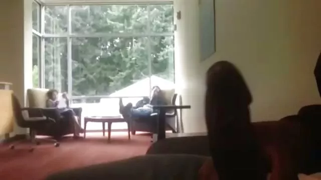 یک زن ساده دفتر مالیات را مسخره می کند ، یک غنیمت روی صورت خود می نشیند ضربدری سک و با موم داغ می شست