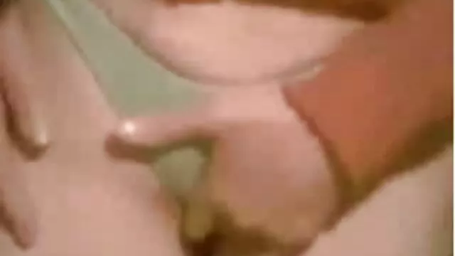به من نشان اینستاگرام سکس ضربدری بده عزیزم یا بیایید لعنتی شویم؟ شخص باکره را در یک آپارتمان پخش می کند