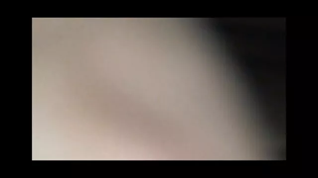 اسکیت باز Krala تسلیم اتومبیلی ضربدری فامیلی در وسط یک شهر شلوغ می شود