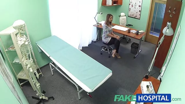 پای شامپاین با انگشتان داخل واژن و یک دختر ویدیو سکس ضربدری استونی روی سر او