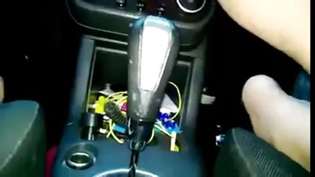 شیرینی که از سر در آغوش گرفته شده است ضربدری باحال ، نوک سینه ها بی رحمانه و سفت می شوند ، احساس اصل مردانه در کمر بین گلوتوس خانه پرنده