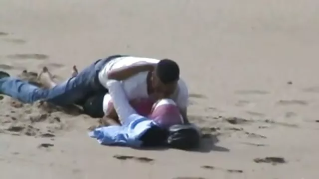سه گانه جوان با پسر بیدمشک بیدمشک ، به نوبه خود ، کلیپسکس ضربدری سوراخ های مرطوب را با کره سوراخ می کند