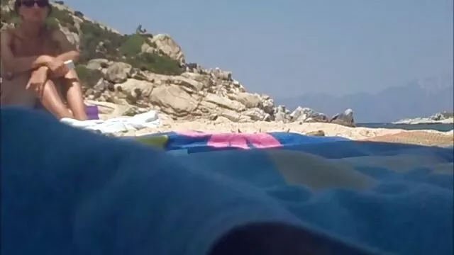 مردی یک ضربدری سک کرال بزرگ سینه را با لباسی تنگ روی دهانش نوک زد